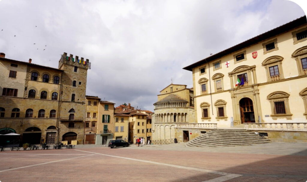 Veduta di Piazza Grande ad Arezzo con i palazzi storici, la chiesa di Santa Maria della Pieve e il Palazzo della Fraternita dei Laici